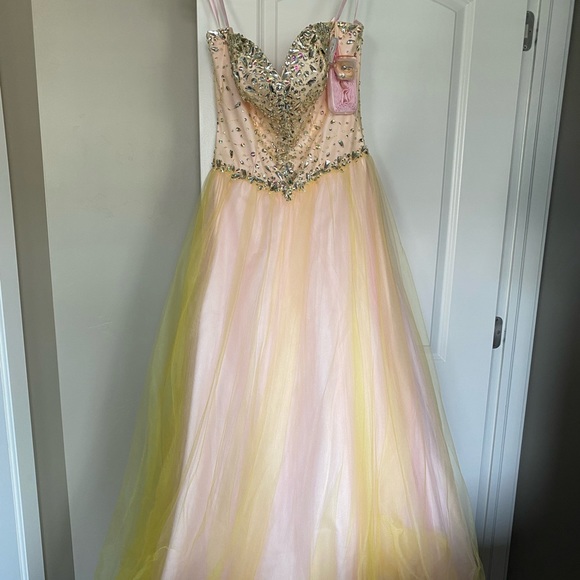 Yellow and pink poofy dress includes hoop for the dress size 2 jewels around top - Picture 1 of 3